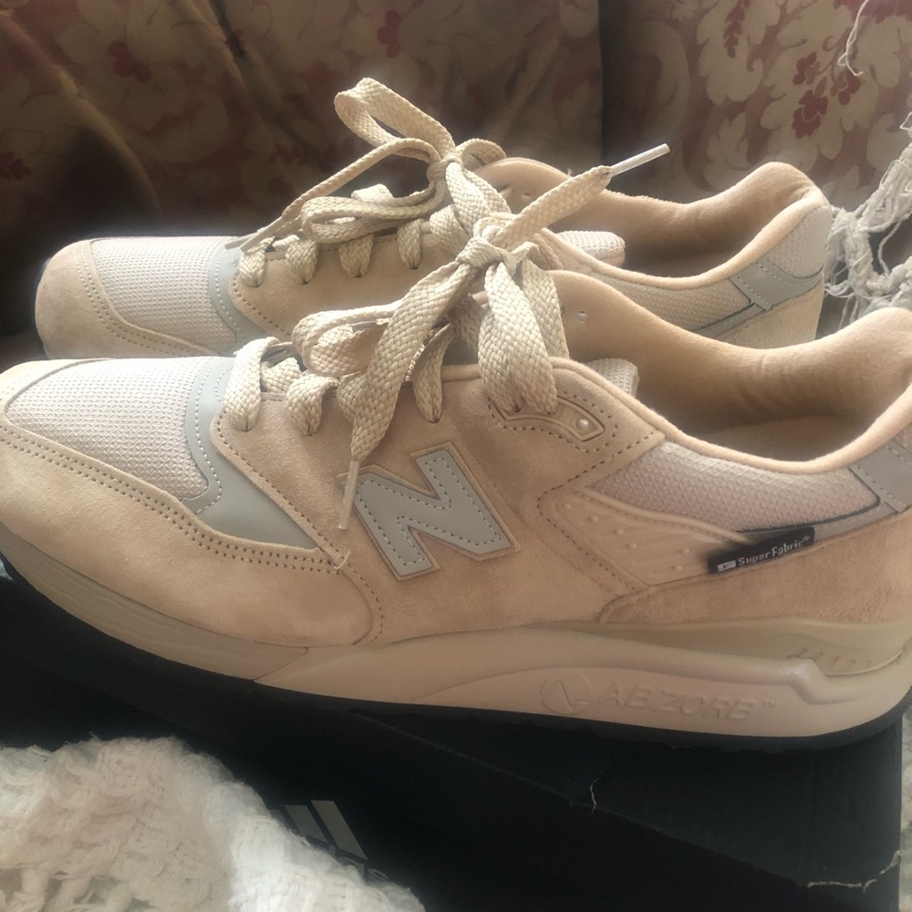 Men’s tan New Balance 998 tennis shoes